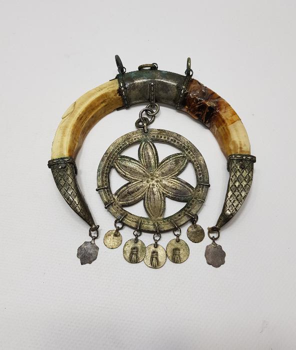 OSMANLI DÖNEMİ ŞAMAN İŞİ ÇOK NADİR AY YILDIZ FORMLU DOMUZ DİŞİ VE GÜMÜŞ AT SÜSÜ