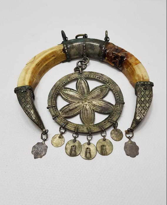 OSMANLI DÖNEMİ ŞAMAN İŞİ ÇOK NADİR AY YILDIZ FORMLU DOMUZ DİŞİ VE GÜMÜŞ AT SÜSÜ