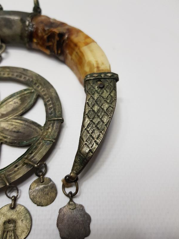 OSMANLI DÖNEMİ ŞAMAN İŞİ ÇOK NADİR AY YILDIZ FORMLU DOMUZ DİŞİ VE GÜMÜŞ AT SÜSÜ