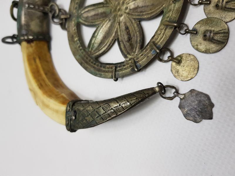 OSMANLI DÖNEMİ ŞAMAN İŞİ ÇOK NADİR AY YILDIZ FORMLU DOMUZ DİŞİ VE GÜMÜŞ AT SÜSÜ