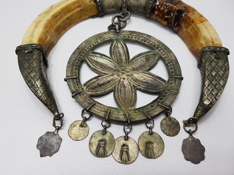 OSMANLI DÖNEMİ ŞAMAN İŞİ ÇOK NADİR AY YILDIZ FORMLU DOMUZ DİŞİ VE GÜMÜŞ AT SÜSÜ