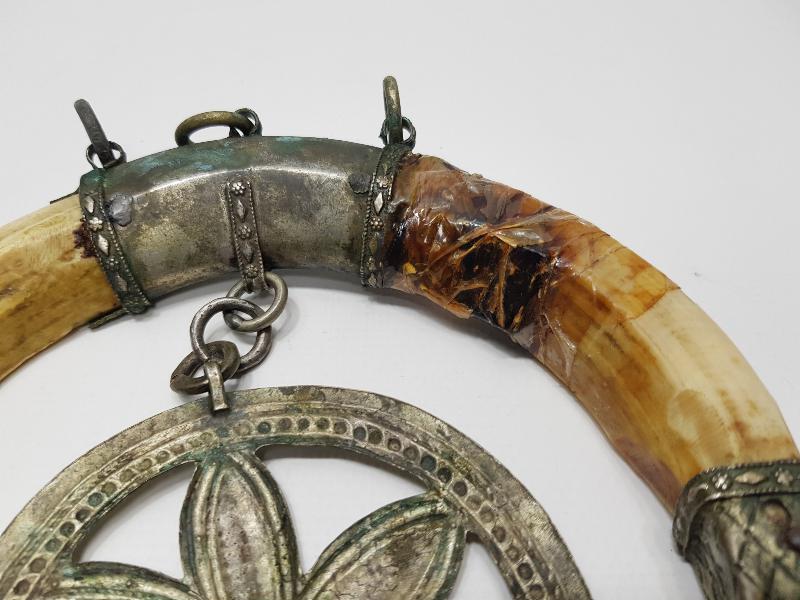 OSMANLI DÖNEMİ ŞAMAN İŞİ ÇOK NADİR AY YILDIZ FORMLU DOMUZ DİŞİ VE GÜMÜŞ AT SÜSÜ