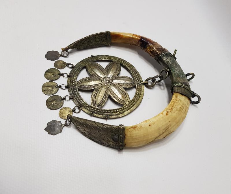 OSMANLI DÖNEMİ ŞAMAN İŞİ ÇOK NADİR AY YILDIZ FORMLU DOMUZ DİŞİ VE GÜMÜŞ AT SÜSÜ