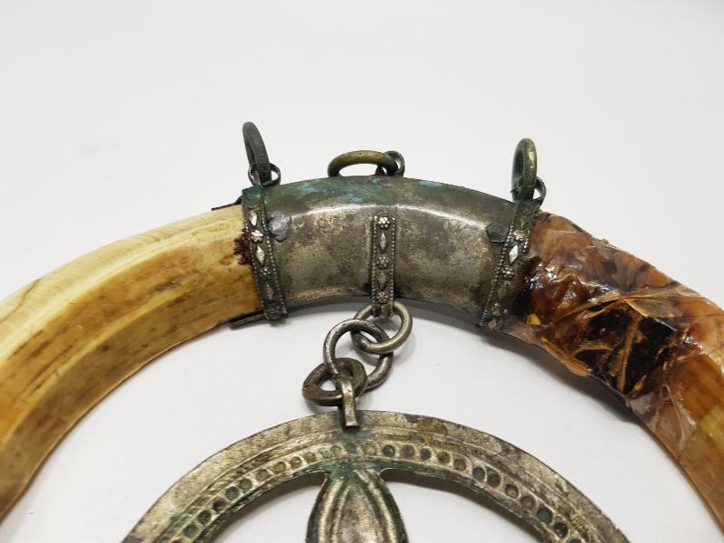 OSMANLI DÖNEMİ ŞAMAN İŞİ ÇOK NADİR AY YILDIZ FORMLU DOMUZ DİŞİ VE GÜMÜŞ AT SÜSÜ