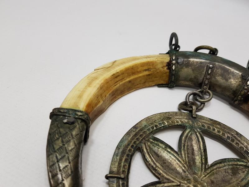 OSMANLI DÖNEMİ ŞAMAN İŞİ ÇOK NADİR AY YILDIZ FORMLU DOMUZ DİŞİ VE GÜMÜŞ AT SÜSÜ