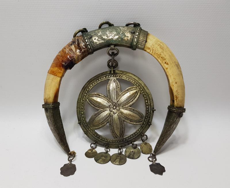 OSMANLI DÖNEMİ ŞAMAN İŞİ ÇOK NADİR AY YILDIZ FORMLU DOMUZ DİŞİ VE GÜMÜŞ AT SÜSÜ