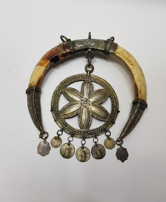 OSMANLI DÖNEMİ ŞAMAN İŞİ ÇOK NADİR AY YILDIZ FORMLU DOMUZ DİŞİ VE GÜMÜŞ AT SÜSÜ