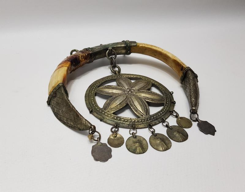 OSMANLI DÖNEMİ ŞAMAN İŞİ ÇOK NADİR AY YILDIZ FORMLU DOMUZ DİŞİ VE GÜMÜŞ AT SÜSÜ