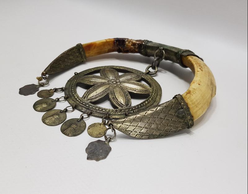 OSMANLI DÖNEMİ ŞAMAN İŞİ ÇOK NADİR AY YILDIZ FORMLU DOMUZ DİŞİ VE GÜMÜŞ AT SÜSÜ