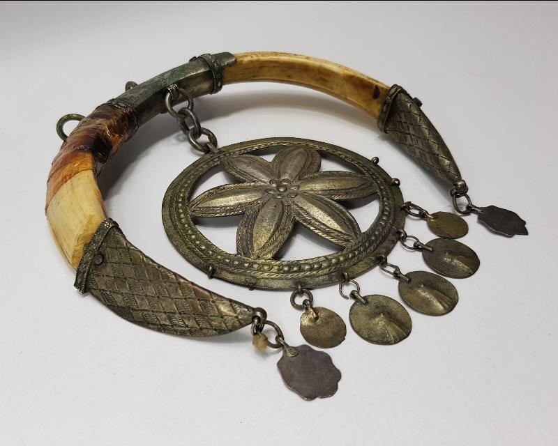 OSMANLI DÖNEMİ ŞAMAN İŞİ ÇOK NADİR AY YILDIZ FORMLU DOMUZ DİŞİ VE GÜMÜŞ AT SÜSÜ