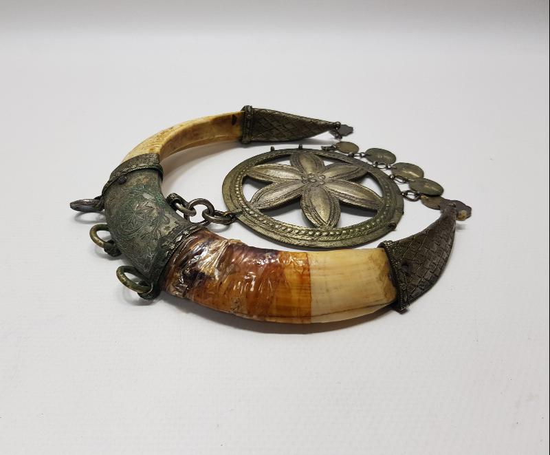 OSMANLI DÖNEMİ ŞAMAN İŞİ ÇOK NADİR AY YILDIZ FORMLU DOMUZ DİŞİ VE GÜMÜŞ AT SÜSÜ