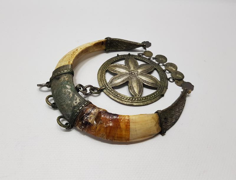 OSMANLI DÖNEMİ ŞAMAN İŞİ ÇOK NADİR AY YILDIZ FORMLU DOMUZ DİŞİ VE GÜMÜŞ AT SÜSÜ