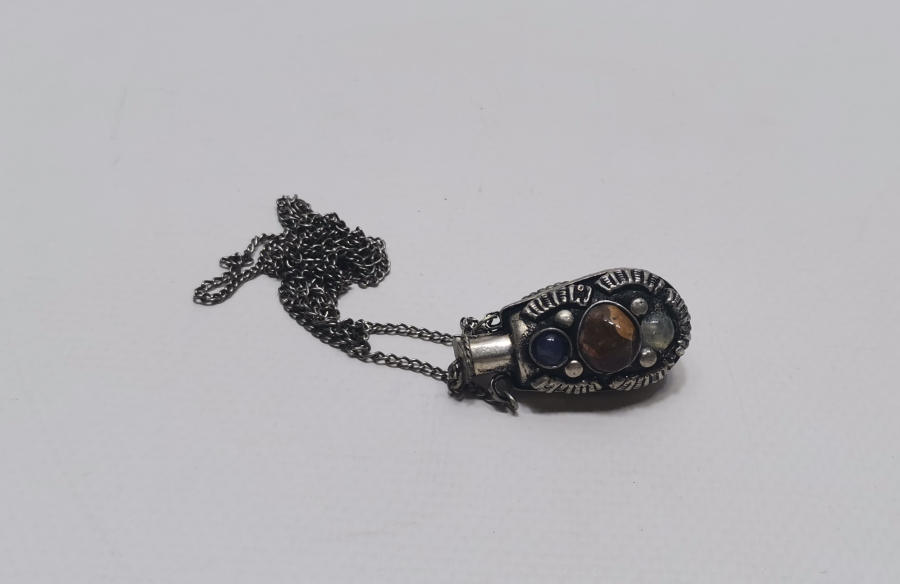 ÜZERİ AKİK TAŞLI GÜMÜŞ KAPLAMA ANTİKA KOKULUK