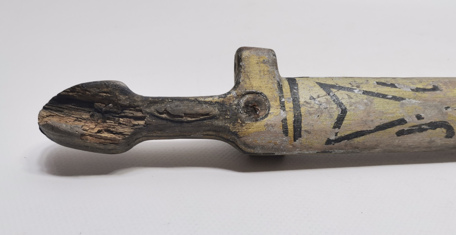 OSMANLI DÖNEMİ ÜZERİ KÖK BOYALI ÇOK NADİR ÇERKES KAMASI FORMUNDA YAPILMIŞ AHŞAP OYUNCAK