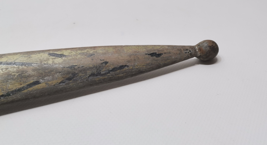 OSMANLI DÖNEMİ ÜZERİ KÖK BOYALI ÇOK NADİR ÇERKES KAMASI FORMUNDA YAPILMIŞ AHŞAP OYUNCAK