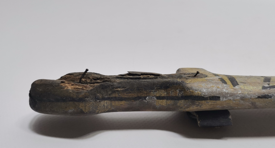 OSMANLI DÖNEMİ ÜZERİ KÖK BOYALI ÇOK NADİR ÇERKES KAMASI FORMUNDA YAPILMIŞ AHŞAP OYUNCAK