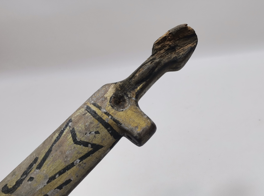 OSMANLI DÖNEMİ ÜZERİ KÖK BOYALI ÇOK NADİR ÇERKES KAMASI FORMUNDA YAPILMIŞ AHŞAP OYUNCAK