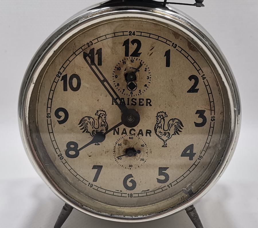 TAVUKLU SAATLERİN ATASI NACAR HOROZLU MASA SAATİ