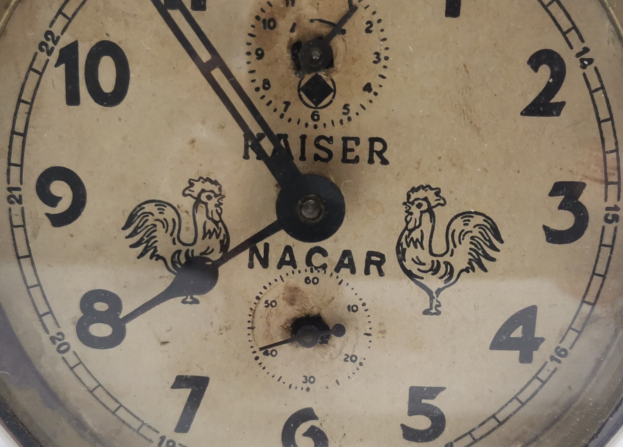 TAVUKLU SAATLERİN ATASI NACAR HOROZLU MASA SAATİ