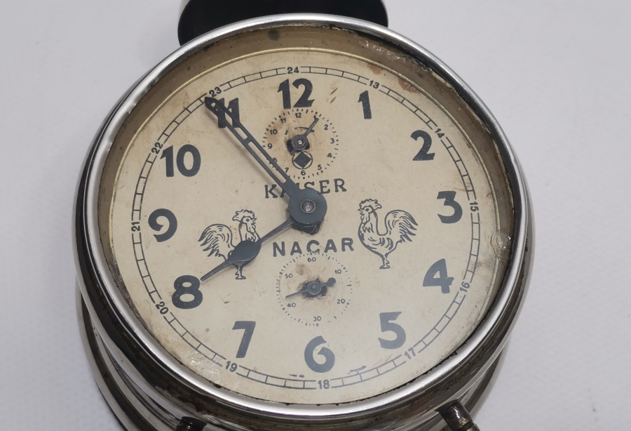 TAVUKLU SAATLERİN ATASI NACAR HOROZLU MASA SAATİ