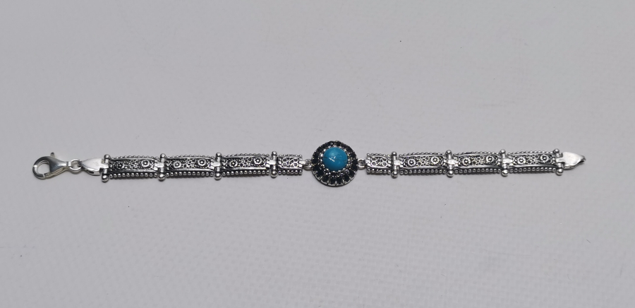 TURKUAZ TAŞLI VE TELKARİ İŞÇİLİKLİ GÜMÜŞ BİLEKLİK