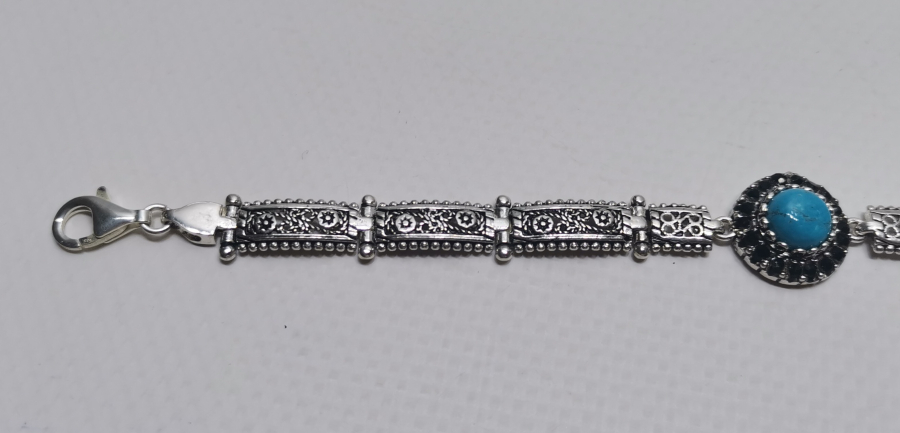 TURKUAZ TAŞLI VE TELKARİ İŞÇİLİKLİ GÜMÜŞ BİLEKLİK