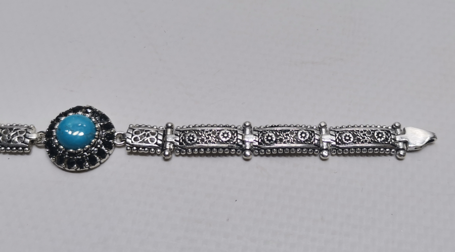 TURKUAZ TAŞLI VE TELKARİ İŞÇİLİKLİ GÜMÜŞ BİLEKLİK