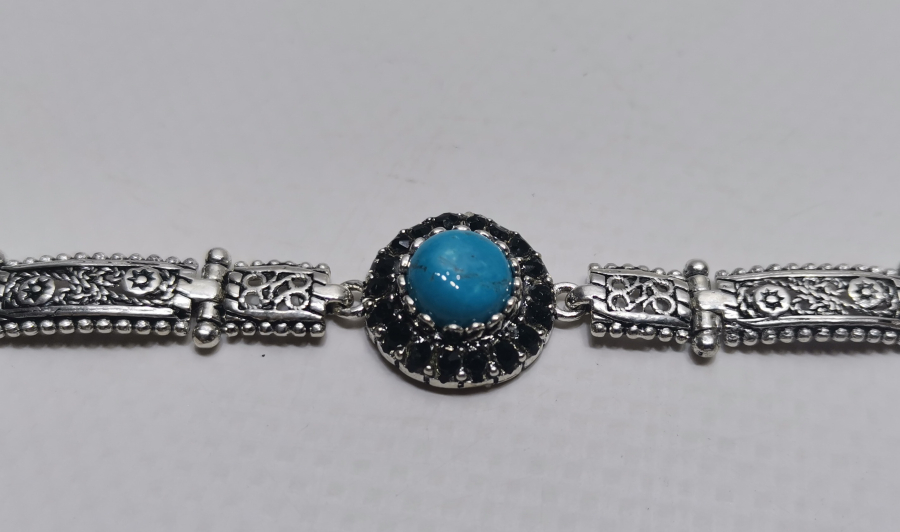 TURKUAZ TAŞLI VE TELKARİ İŞÇİLİKLİ GÜMÜŞ BİLEKLİK