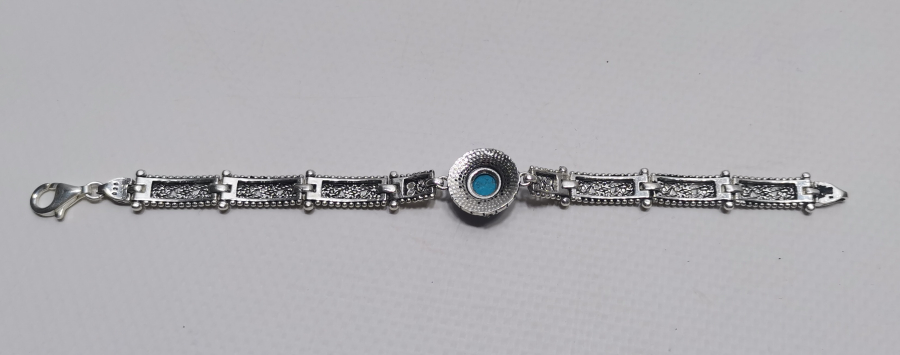 TURKUAZ TAŞLI VE TELKARİ İŞÇİLİKLİ GÜMÜŞ BİLEKLİK