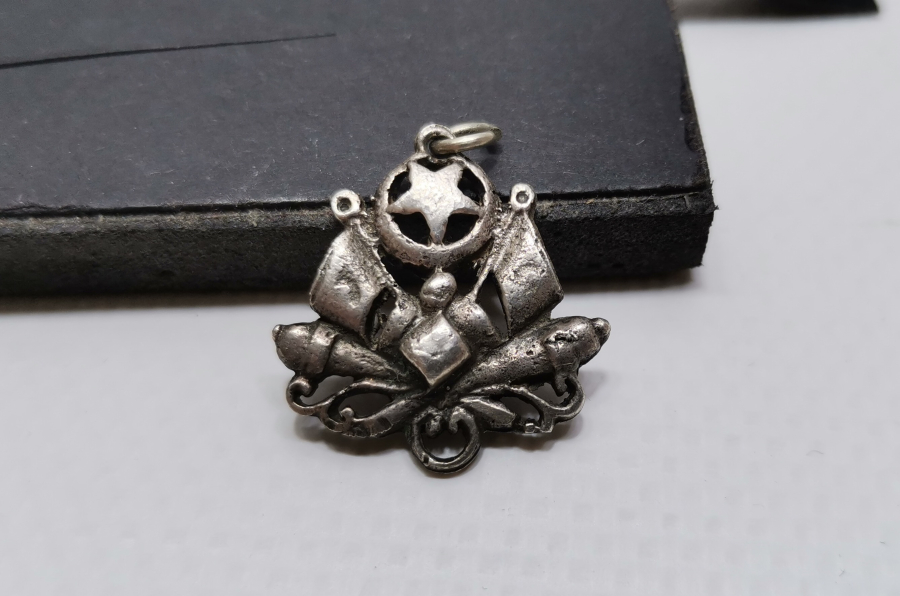 AY YILDIZLI VE MEŞRUTİYET SANCAKLI NADİR OSMANLI GÜMÜŞ KOLYE UCU