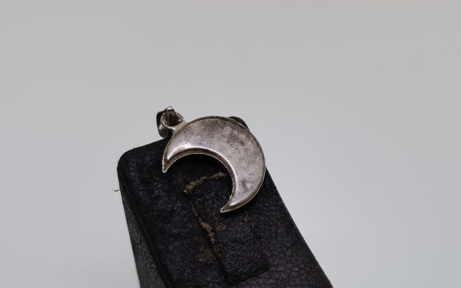 HİLAL FORMUNDA İÇİNDE DUASI İLE GÜMÜŞTEN MAMUL CEVŞEN-İ KEBİR