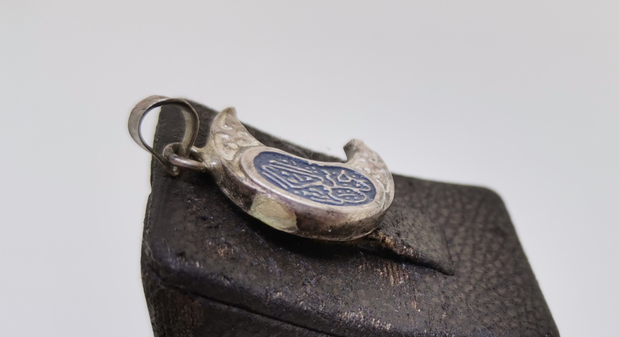 HİLAL FORMUNDA İÇİNDE DUASI İLE GÜMÜŞTEN MAMUL CEVŞEN-İ KEBİR