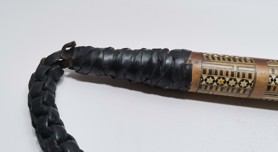 İÇİNDE GİZLİ ŞİŞ BULUNAN MARKÜTERİ İŞÇİLİKLİ ANTİKA AT KIRBACI - AT KAMÇISI