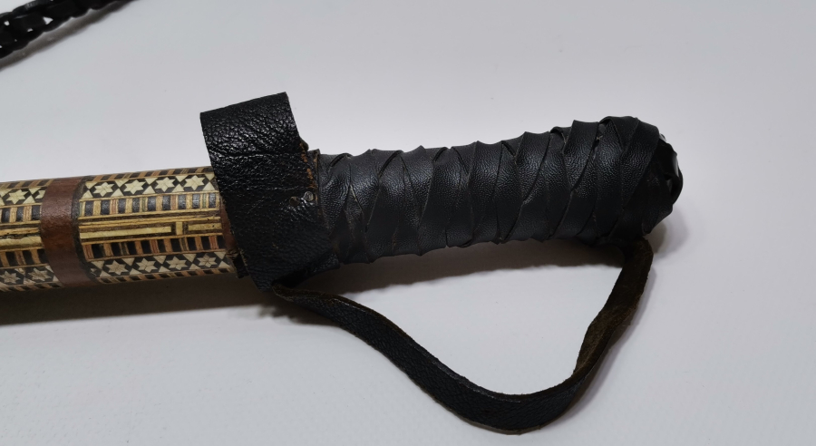 İÇİNDE GİZLİ ŞİŞ BULUNAN MARKÜTERİ İŞÇİLİKLİ ANTİKA AT KIRBACI - AT KAMÇISI