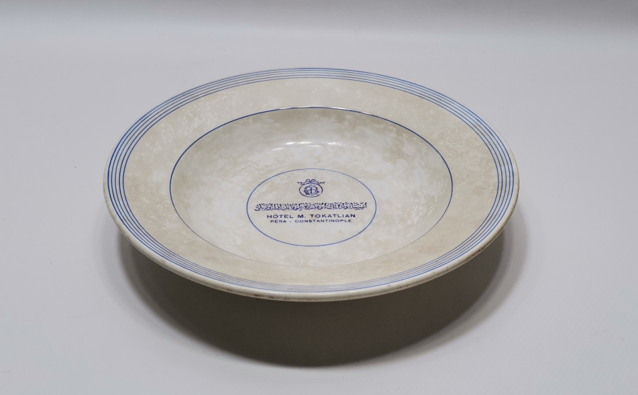TOKATLIAN OTELİ'NE AİT İÇİ OSMANLICA YAZILI NADİR PORSELEN TABAK