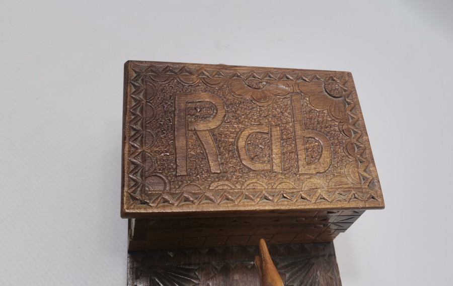 ÜZERİNDE RAB YAZILI SİNOP CEZAEVİ HATIRASI EL OYMA AHŞAP SİGARALIK