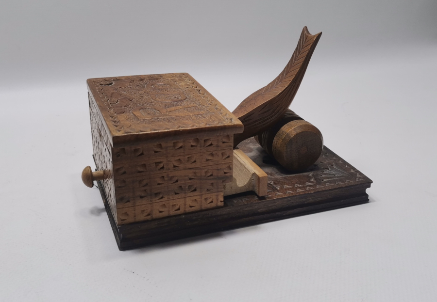 ÜZERİNDE RAB YAZILI SİNOP CEZAEVİ HATIRASI EL OYMA AHŞAP SİGARALIK