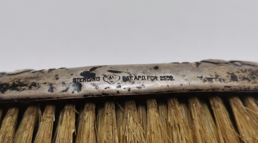 1900 BAŞLARI ANTİKA GÜMÜŞ İNGİLİZ ELBİSE FIRÇASI