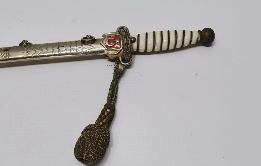 FINDIK PÜSKÜLÜ İLE ANTİKA SUBAY MEÇİ