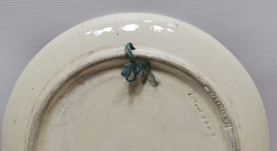 OSMANLI DÖNEMİ ARKASI OSMANLICA USTA İMZALI NADİR KÜTAHYA DUVAR TABAĞI