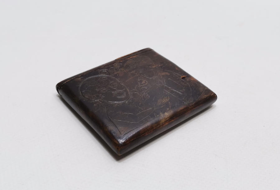 TAMAMI EL OYMA İŞÇİLİKLİ VE ÜZERİ YAZILI AHŞAP SİGARA TABAKASI