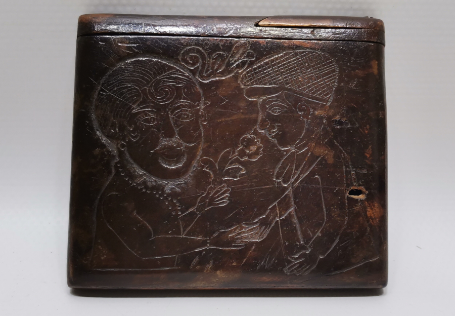 TAMAMI EL OYMA İŞÇİLİKLİ VE ÜZERİ YAZILI AHŞAP SİGARA TABAKASI