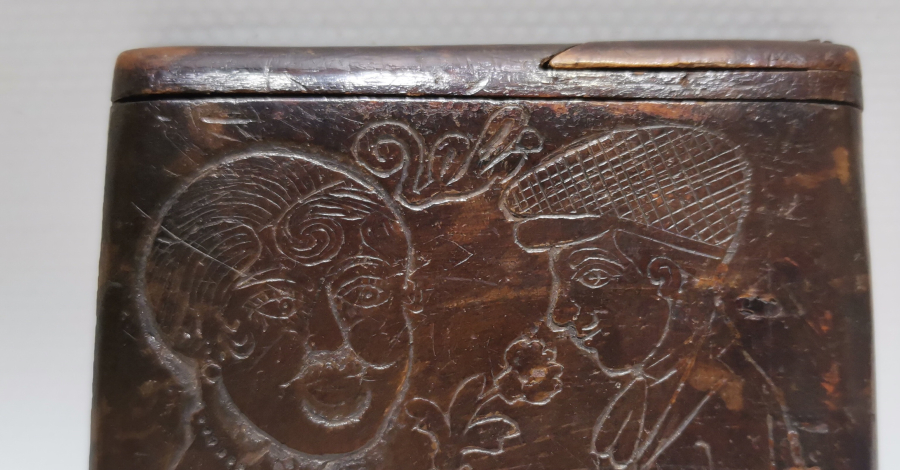 TAMAMI EL OYMA İŞÇİLİKLİ VE ÜZERİ YAZILI AHŞAP SİGARA TABAKASI