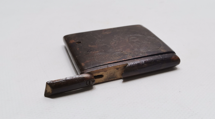 TAMAMI EL OYMA İŞÇİLİKLİ VE ÜZERİ YAZILI AHŞAP SİGARA TABAKASI