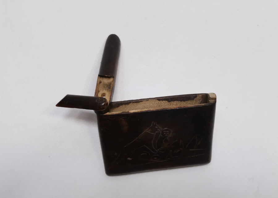 TAMAMI EL OYMA İŞÇİLİKLİ VE ÜZERİ YAZILI AHŞAP SİGARA TABAKASI