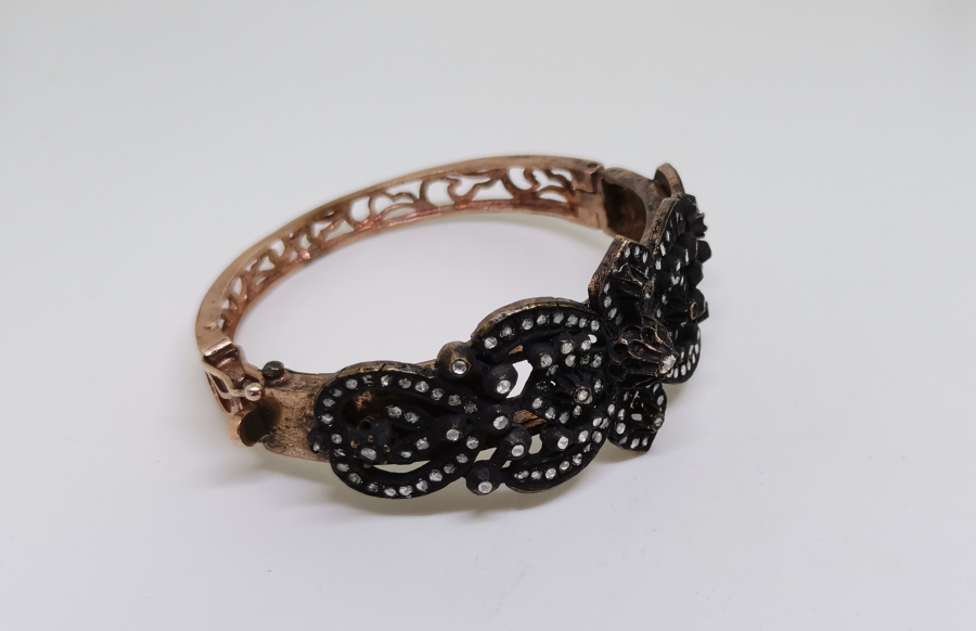 ÜZERİ ELMAS TAŞLI BİLEZİK