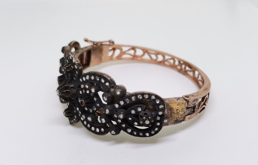 ÜZERİ ELMAS TAŞLI BİLEZİK