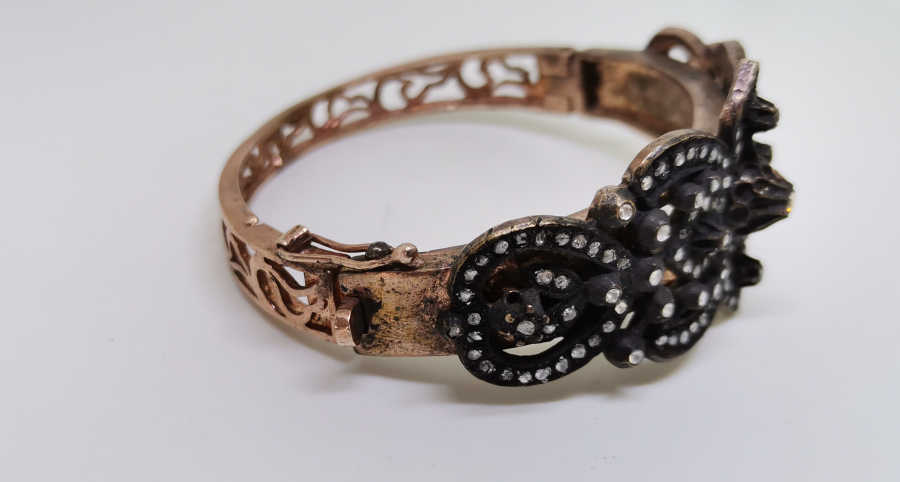 ÜZERİ ELMAS TAŞLI BİLEZİK