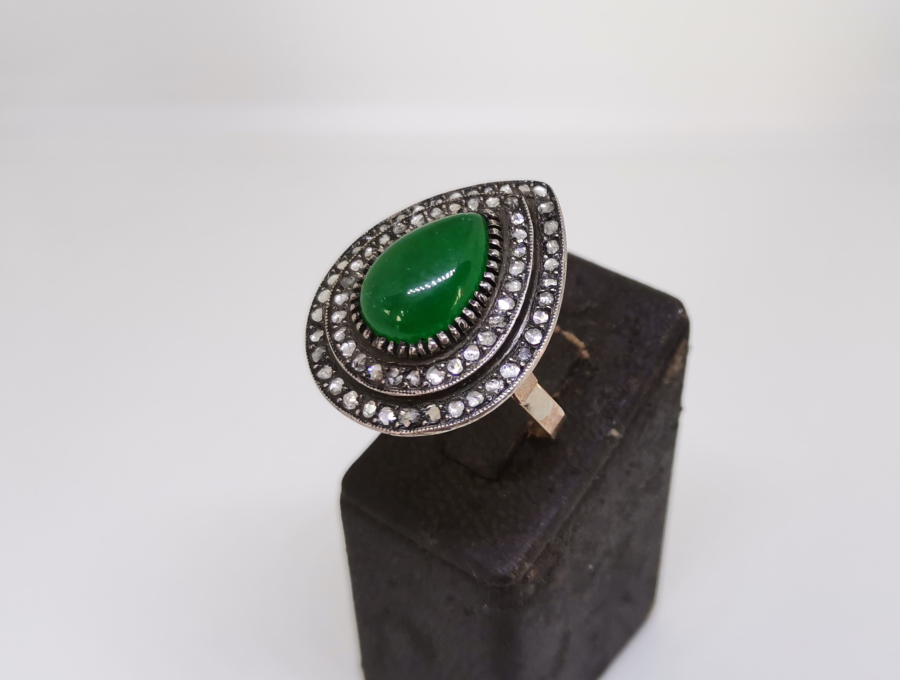 YEŞİM VE ELMAS TAŞLARLA SÜSLÜ DAMLA MODEL ÖZEL YAPIM YÜZÜK