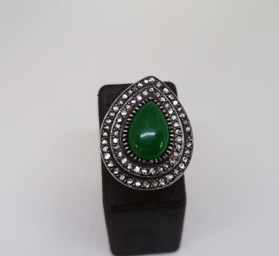 YEŞİM VE ELMAS TAŞLARLA SÜSLÜ DAMLA MODEL ÖZEL YAPIM YÜZÜK